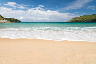 Güzel mavi gökyüzü, dalga güzellik ve beyaz kum Naihan Beach Phuket Tayland.