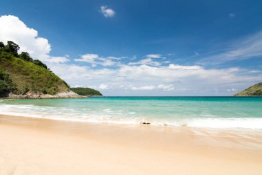 Güzel mavi gökyüzü, dalga güzellik ve beyaz kum Naihan Beach Phuket Tayland.