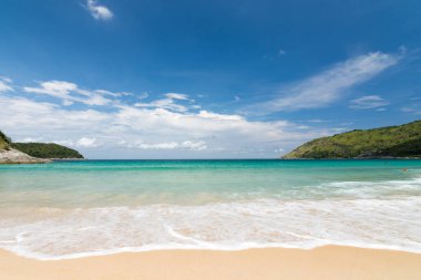 Güzel mavi gökyüzü, dalga güzellik ve beyaz kum Naihan Beach Phuket Tayland.
