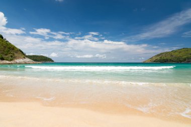 Güzel mavi gökyüzü, dalga güzellik ve beyaz kum Naihan Beach Phuket Tayland.