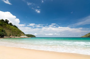 Güzel mavi gökyüzü, dalga güzellik ve beyaz kum Naihan Beach Phuket Tayland.