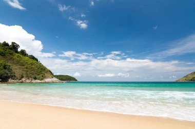 Güzel mavi gökyüzü, dalga güzellik ve beyaz kum Naihan Beach Phuket Tayland.