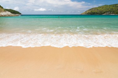 Güzel mavi gökyüzü, dalga güzellik ve beyaz kum Naihan Beach Phuket Tayland.