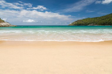 Güzel mavi gökyüzü, dalga güzellik ve beyaz kum Naihan Beach Phuket Tayland.