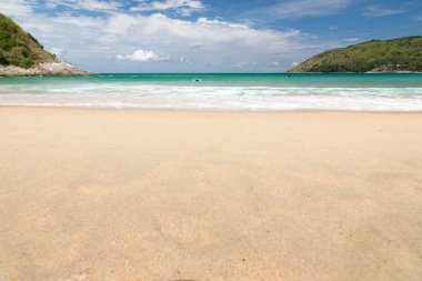 Güzel mavi gökyüzü, dalga güzellik ve beyaz kum Naihan Beach Phuket Tayland.