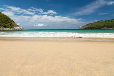Güzel mavi gökyüzü, dalga güzellik ve beyaz kum Naihan Beach Phuket Tayland.