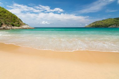Güzel mavi gökyüzü, dalga güzellik ve beyaz kum Naihan Beach Phuket Tayland.