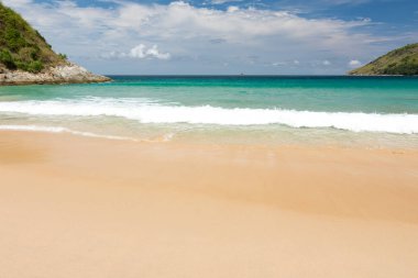 Güzel mavi gökyüzü, dalga güzellik ve beyaz kum Naihan Beach Phuket Tayland.