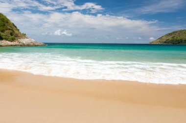 Güzel mavi gökyüzü, dalga güzellik ve beyaz kum Naihan Beach Phuket Tayland.