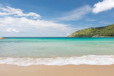 Güzel mavi gökyüzü, dalga güzellik ve beyaz kum Naihan Beach Phuket Tayland.