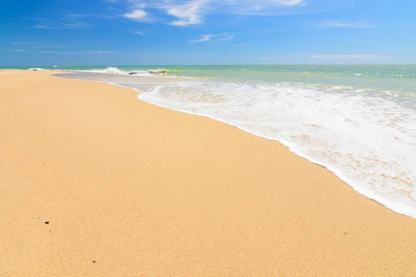 Güzel andaman Denizi, açık watet, tatilinizi beyaz kum Phuket Tayland.