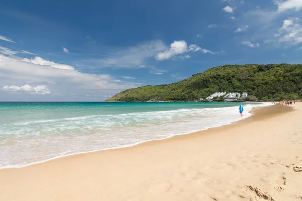 Güzel mavi gökyüzü, dalga güzellik ve beyaz kum Naihan Beach Phuket Tayland.