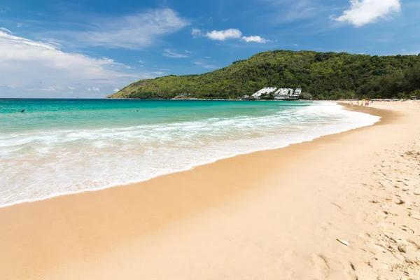 Güzel mavi gökyüzü, dalga güzellik ve beyaz kum Naihan Beach Phuket Tayland.