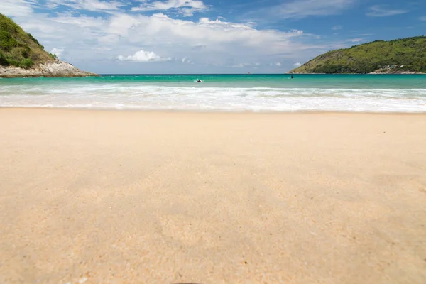 Güzel mavi gökyüzü, dalga güzellik ve beyaz kum Naihan Beach Phuket Tayland.