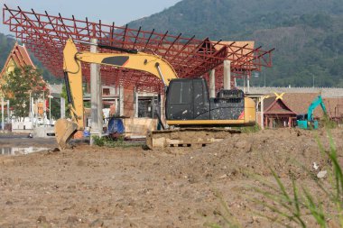 Phuke 'deki inşaat sahasında büyük bir kazıcı toprak taşıma işi var.