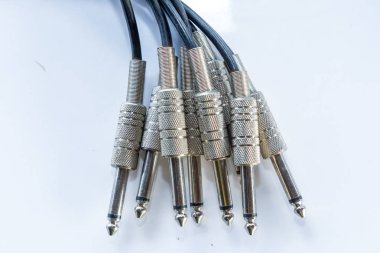 İzole edilmiş beyaz arkaplanda ses kablosu.