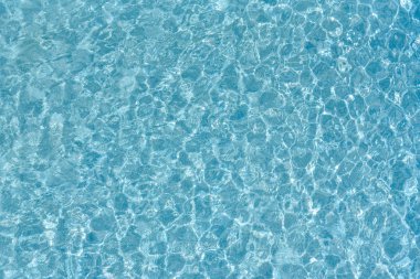 Su yüzeyinin dokusu. Genel manzara, yüzme havuzu alt yakıcı dalgalar ve dalgalar arka planda.