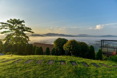 Sabah alacakaranlık gökyüzü ve Phang 'da dağ manzarası ve sis. 