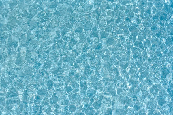 Su yüzeyinin dokusu. Genel manzara, yüzme havuzu alt yakıcı dalgalar ve dalgalar arka planda.