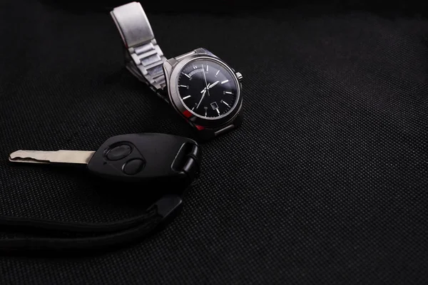 Reloj Con Llaves Del Coche Fondo Negro — Foto de Stock