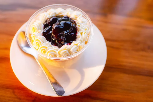 Postre Pastel Arándanos Vaso Transparente Plato Pruébalo Con Café — Foto de Stock