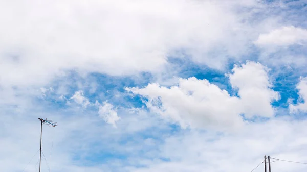 Céu Com Belas Nuvens Brancas — Fotografia de Stock