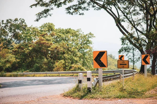 Bergstraße Mit Verkehrszeichen — Stockfoto