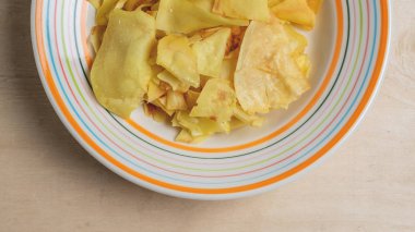 Kurutulmuş Durian, yarı çizgili tabaklarda kızartılmış.