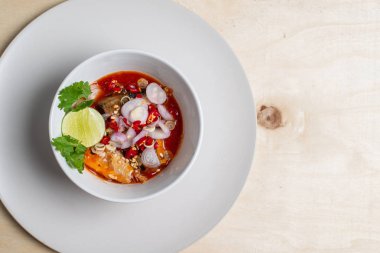 Beyaz bardakta domates soslu sardalya salatası..