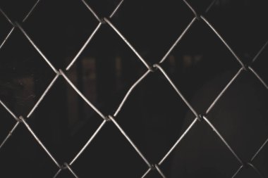 Gümüş tel örgü, siyah arkaplan