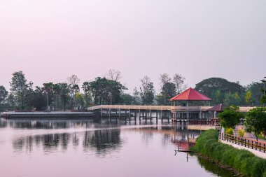 Suyun ortasındaki köprü, büyük bir gölette yer alan, Phetchabun ilindeki insanlar için turistik bir cazibe merkezi..