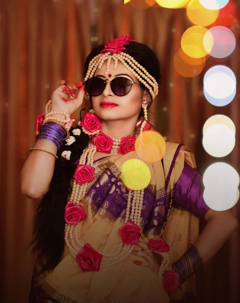 Ritratto di attraente sposa indiana indù — Foto Stock