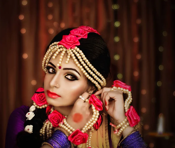 Portrét atraktivní indické hinduistické nevěsty — Stock fotografie