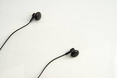 beyaz arka plan yakın çekim küçük siyah kulaklıklar