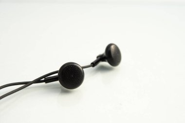 beyaz arka plan yakın çekim küçük siyah kulaklıklar