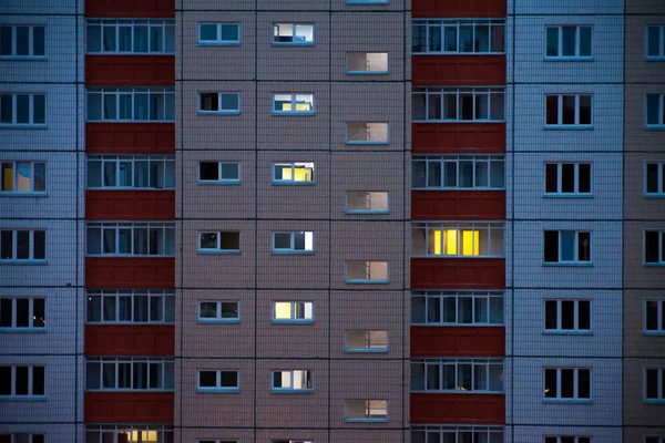 Bina modern tarzı penceresi mimarisi. Yeni bir çok katlı binaların dış cephe — Stok fotoğraf