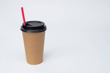 Beyaz arka plan üzerinde izole boş take away kraft kahve Kupası