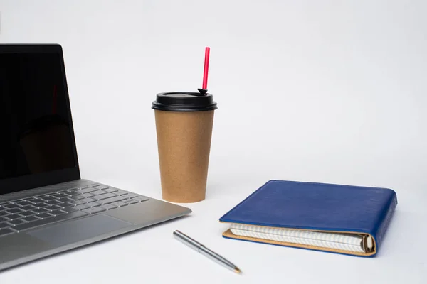 Escritorio de la oficina de trabajo con una taza de computadora portátil de café, portátil, pluma Fotos de stock