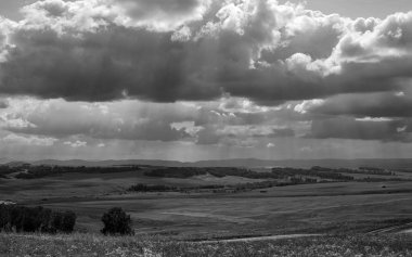 siyah beyaz peyzaj tarım alanları, orman, yol, güneş ışığı bulutlar kırma
