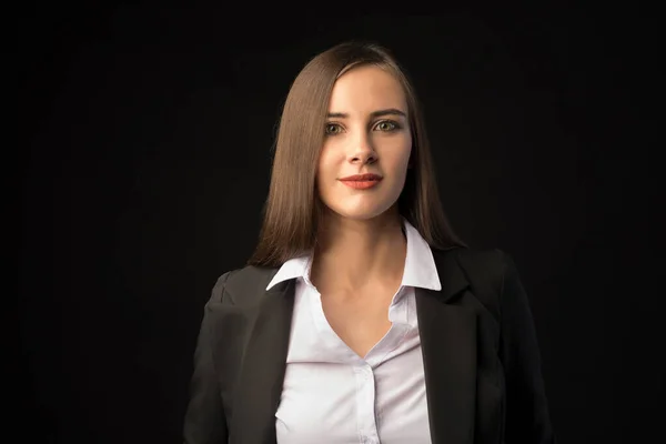 Genç, güzel esmer kız siyah arka plan, portre, düz uzun siyah saç, siyah ceket, beyaz bluz.