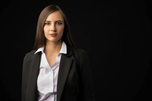 Genç, güzel esmer kız siyah arka plan, portre, düz uzun siyah saç, siyah ceket, beyaz bluz.