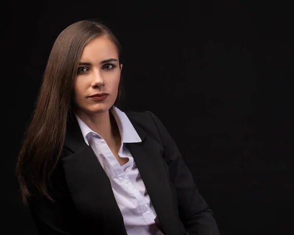 Genç, güzel esmer kız siyah arka plan, portre, düz uzun siyah saç, siyah ceket, beyaz bluz.