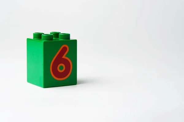 Çocuk inşaatçısından bloğa yazılmış altı numara.