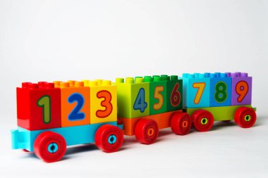 LEGO ikili tren, beyaz arkaplan numaraları olan römork