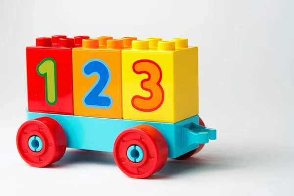 LEGO ikili tren, beyaz arkaplan numaraları olan römork
