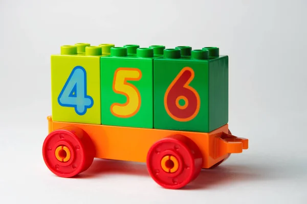 LEGO ikili tren, beyaz arkaplan numaraları olan römork