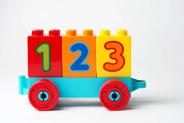 LEGO ikili tren, beyaz arkaplan numaraları olan römork