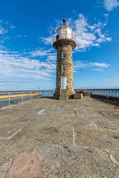 Tarihi Whitby Limanın Deniz Feneri Mavi Gökyüzü Arka Plan Ile - Stok İmaj