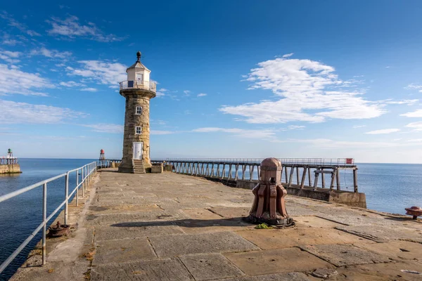 Whitby Deniz Feneri Tarihi Liman Girişi Yaz North Yorkshire Ngiltere Stok Fotoğraf