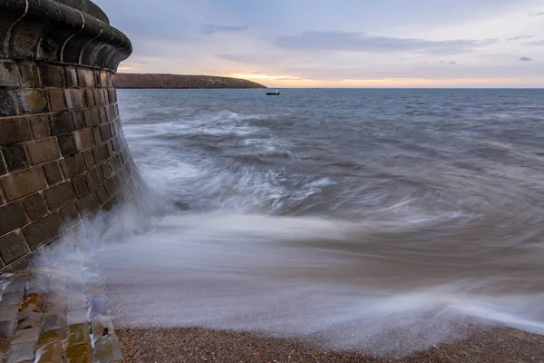 Dalga sonları üzerinde kızak, Filey, North Yorkshire, İngiltere. Telifsiz Stok Imajlar